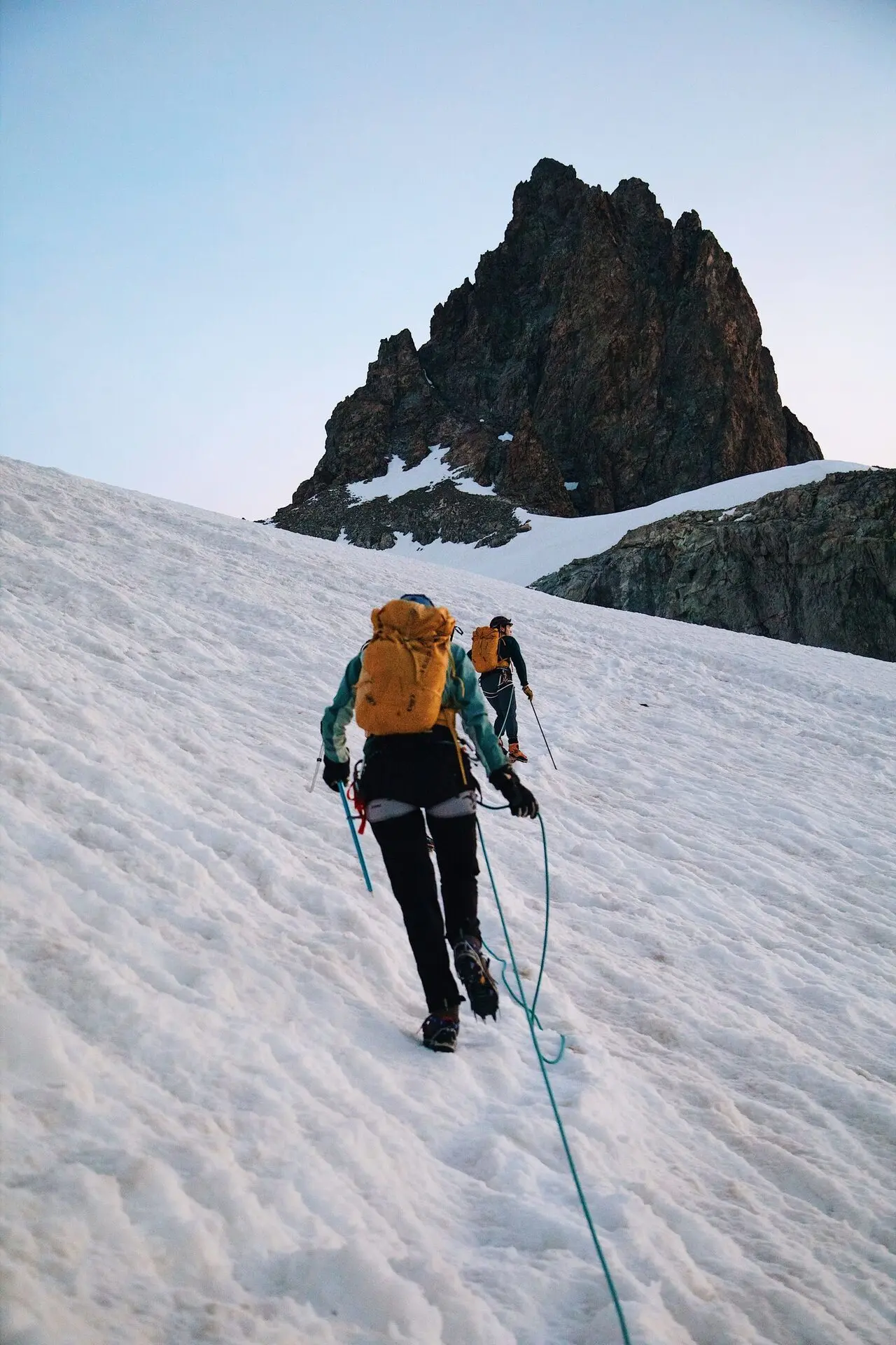 Expedicionistas avanzando con crampones sobre un glaciar